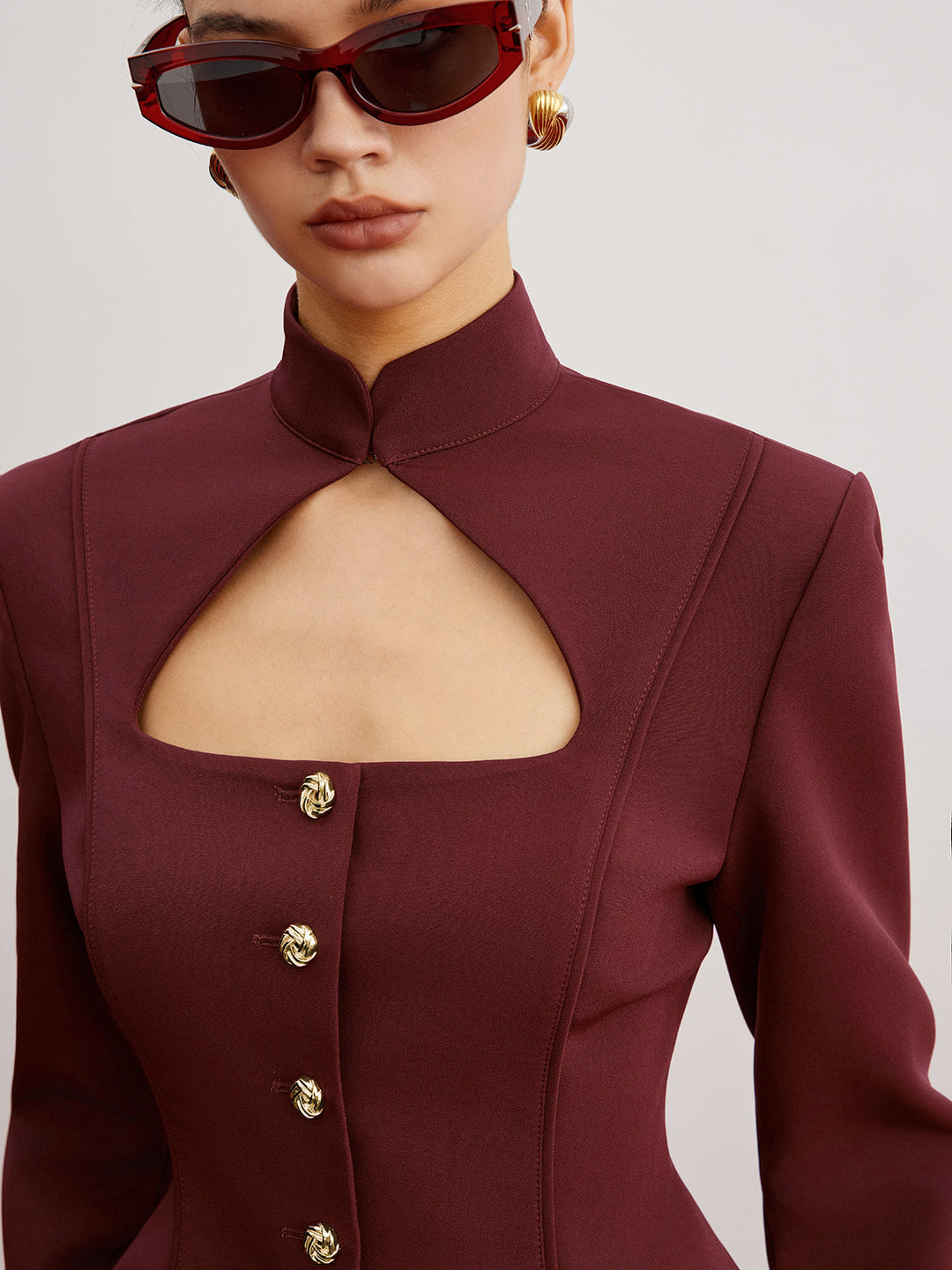 Veste Bordeaux Découpée | Boutons Dorés | Design Cintré