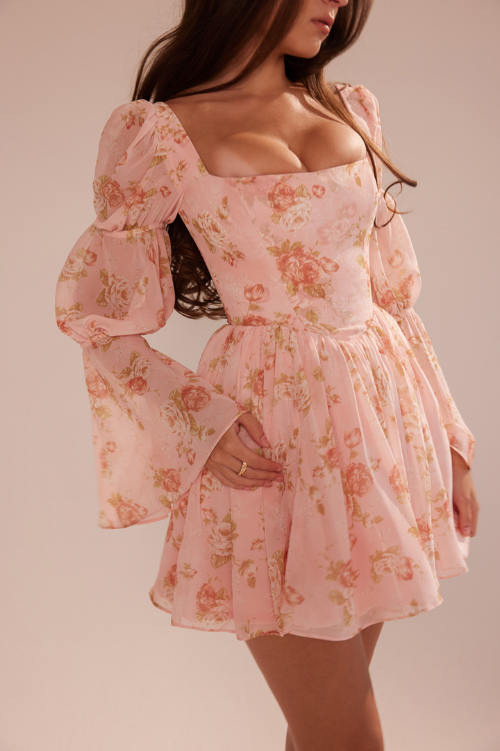 Robe Courte Rose Pétale – Imprimé Fleuri & Élégance Douce