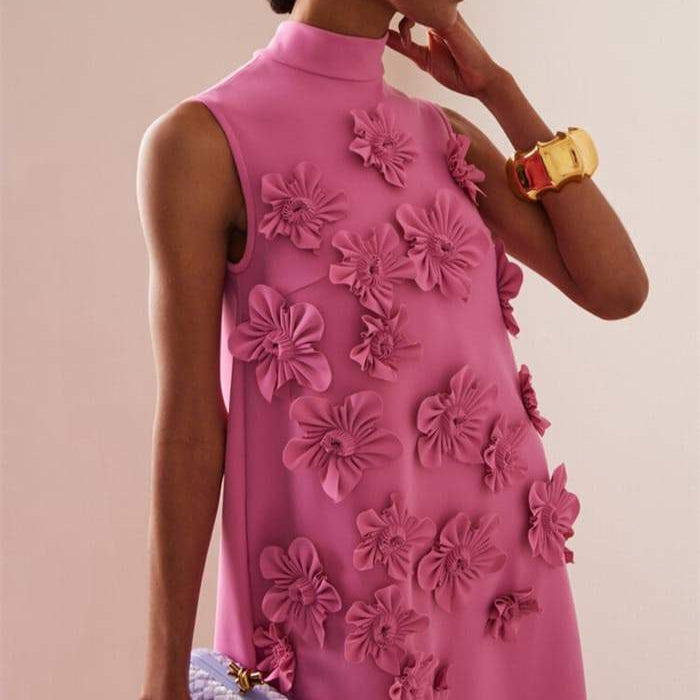 Robe Fuchsia Sculptée – Coupe Élégante & Motifs Floraux Chic