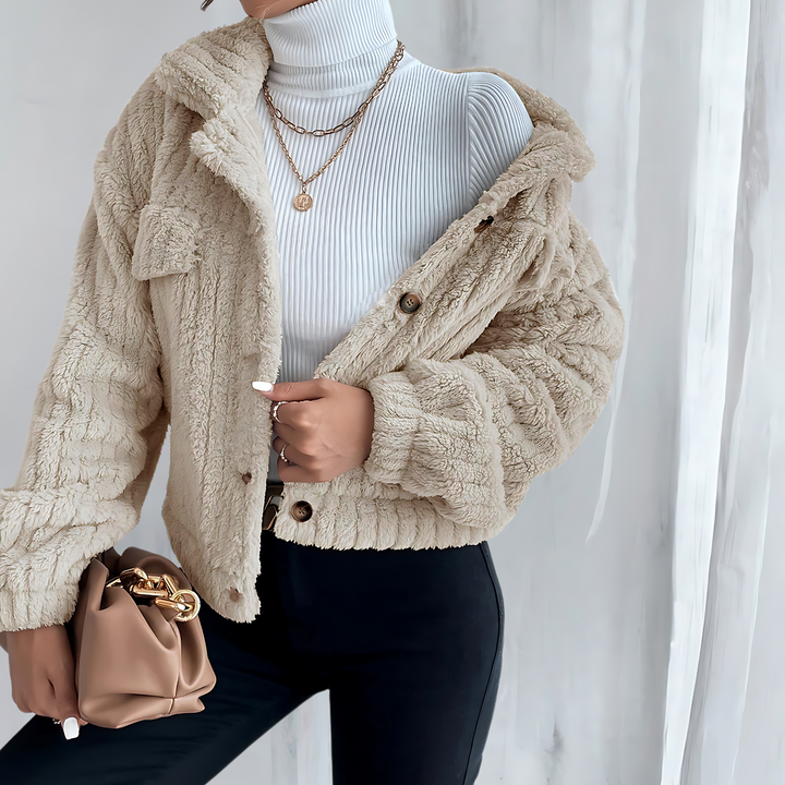 Veste Courte en Fausse Fourrure | Texture Côtelée | Confort et Élégance