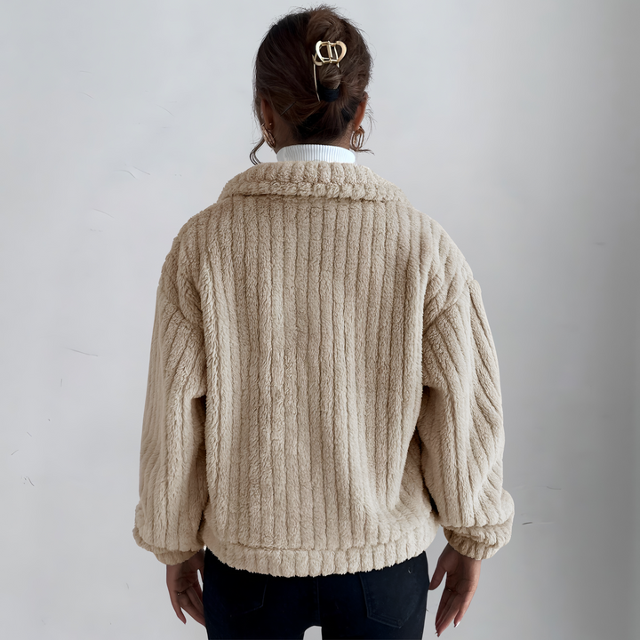 Veste Courte en Fausse Fourrure | Texture Côtelée | Confort et Élégance