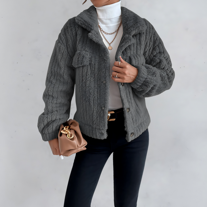Veste Courte en Fausse Fourrure | Texture Côtelée | Confort et Élégance