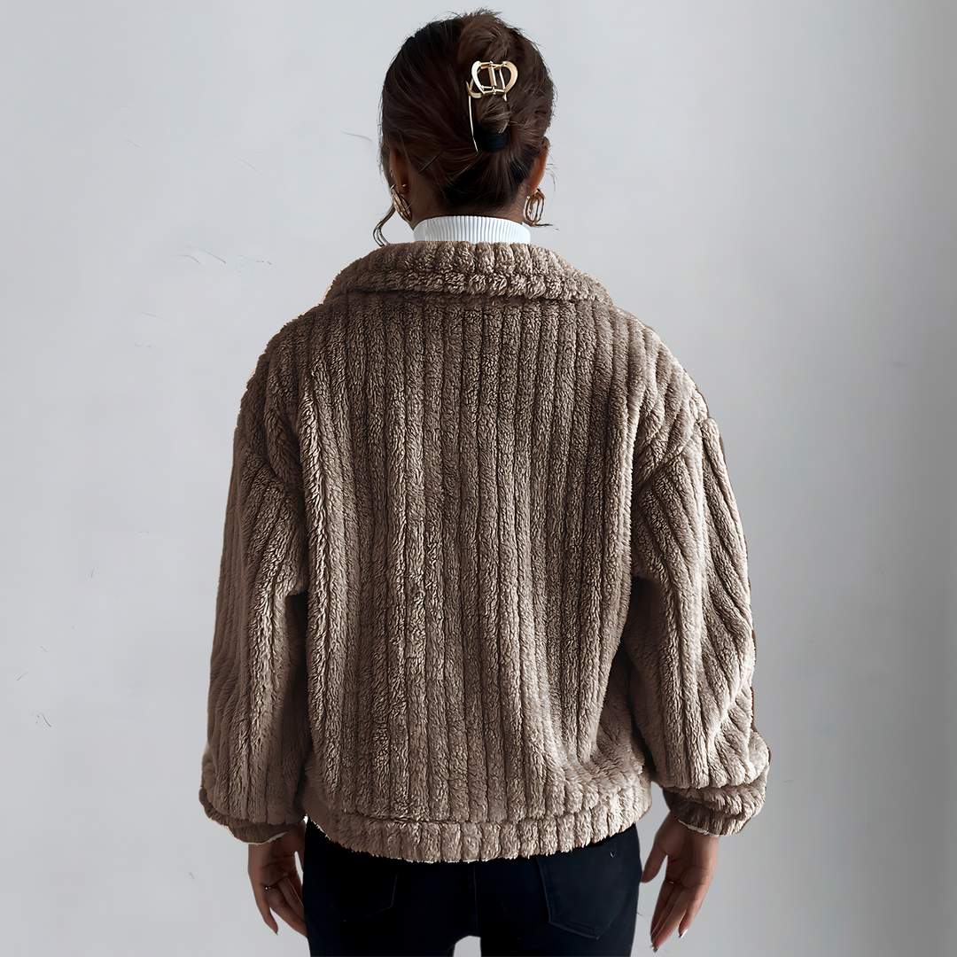 Veste Courte en Fausse Fourrure | Texture Côtelée | Confort et Élégance