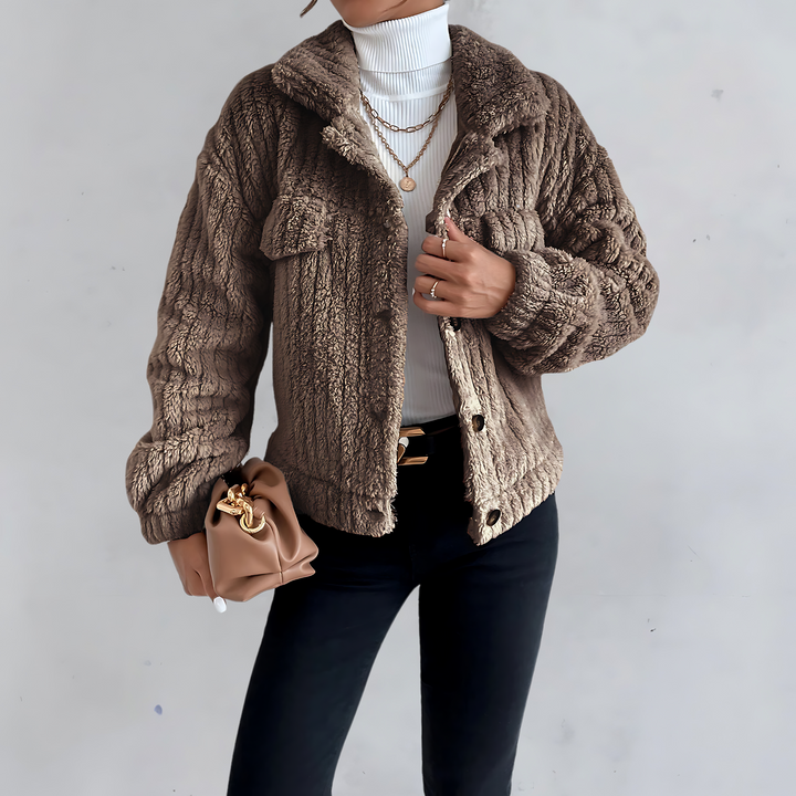 Veste Courte en Fausse Fourrure | Texture Côtelée | Confort et Élégance