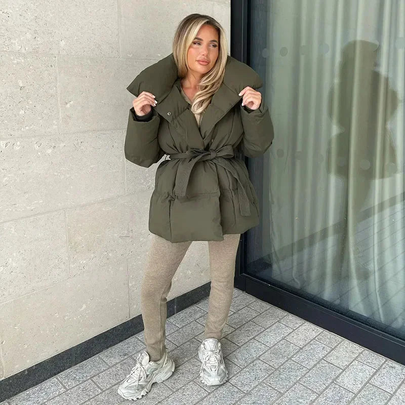 Doudoune Courte Ceinturée | Col Oversize | Élégance & Chaleur