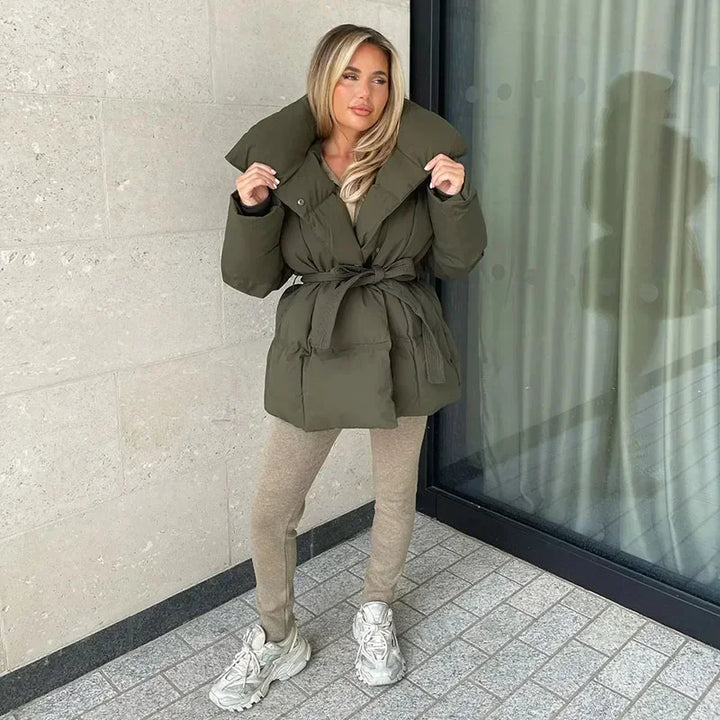 Doudoune Courte Ceinturée | Col Oversize | Élégance & Chaleur