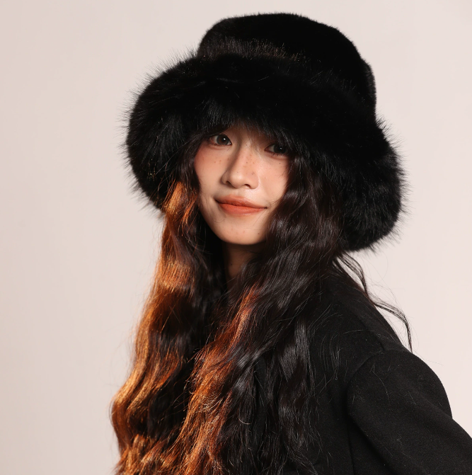 Chapeau bob femme en fausse fourrure – hiver doux – noir, blanc, rose, gris ou kaki