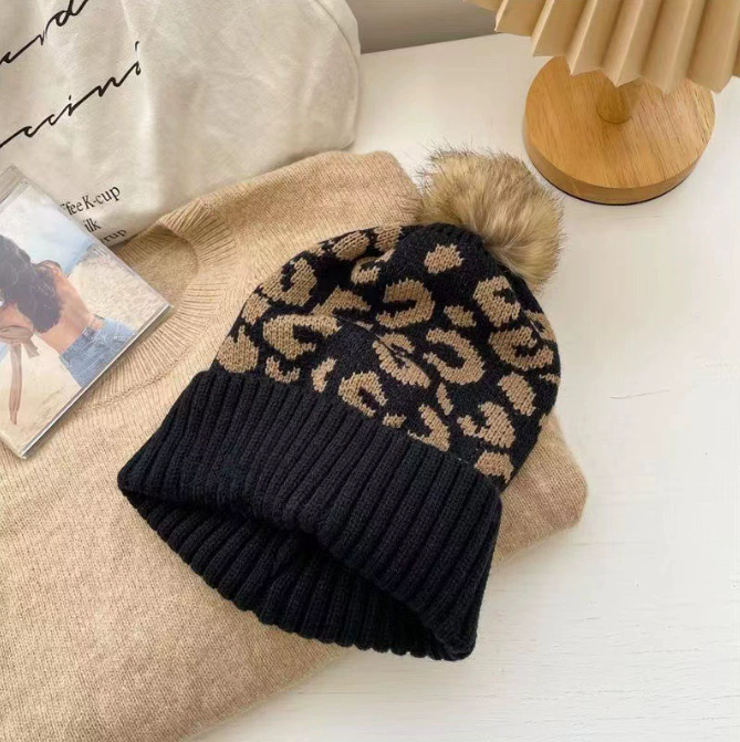 Bonnet femme léopard avec pompon en fausse fourrure – tricot doux – 3 couleurs