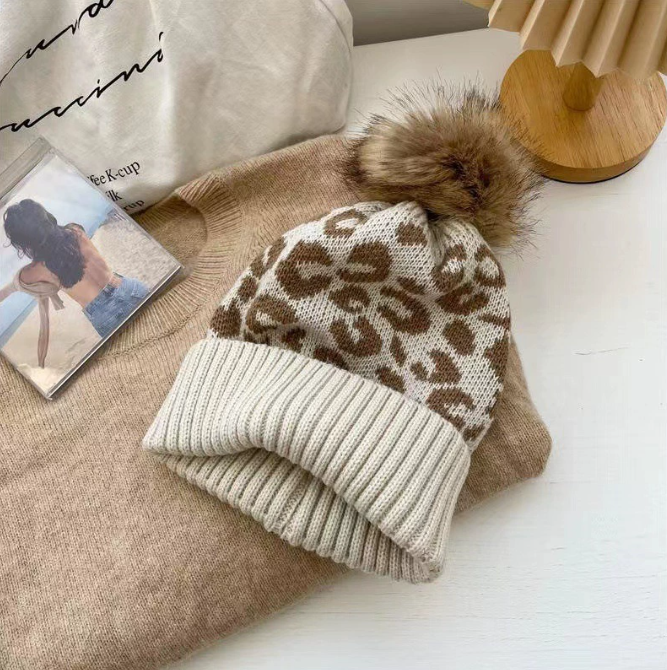 Bonnet femme léopard avec pompon en fausse fourrure – tricot doux – 3 couleurs
