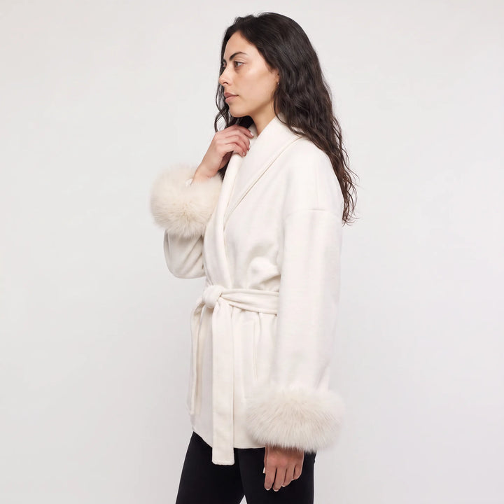 Manteau ceinturé à poignets élégants