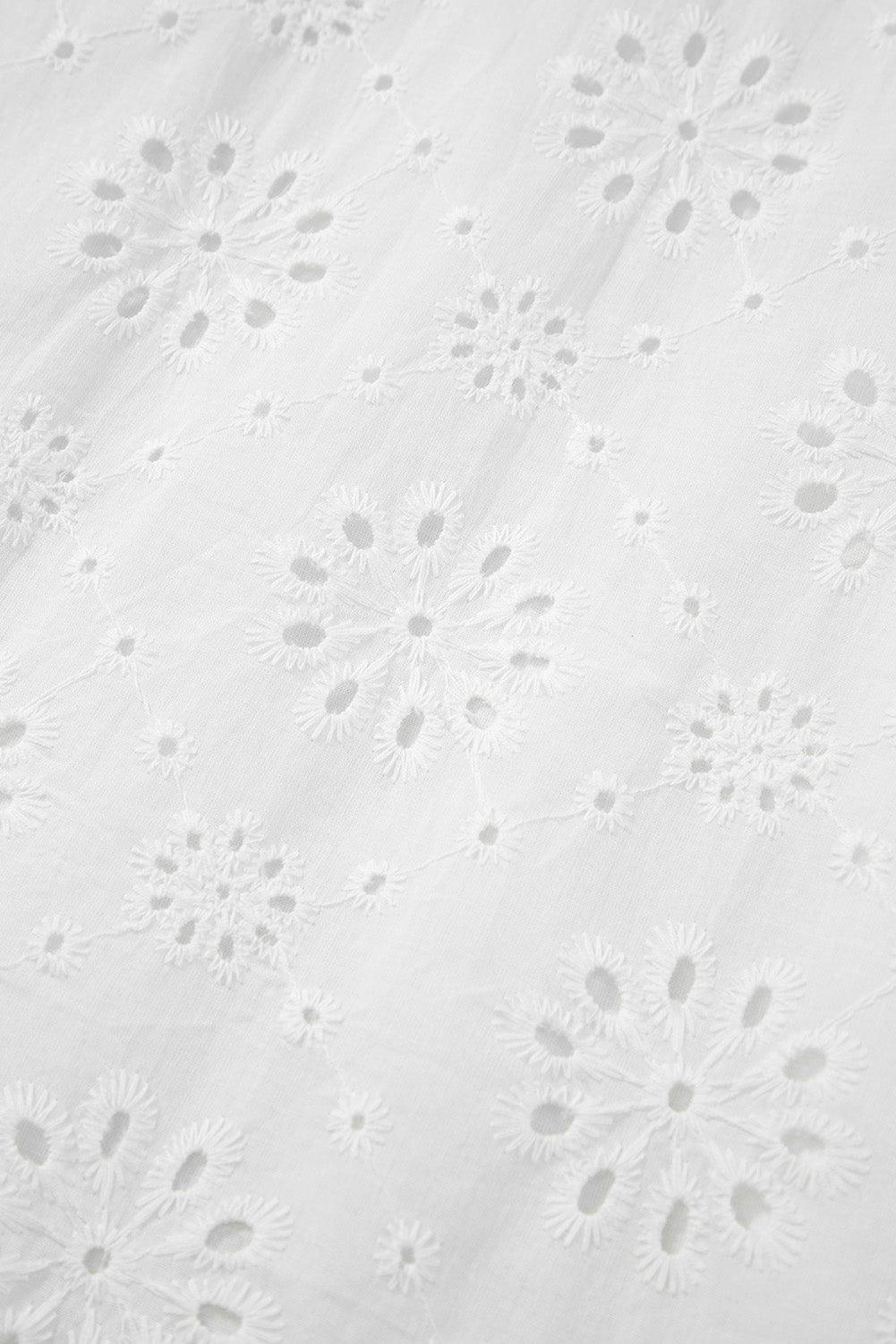 Robe Courte Pureté – Coupe Fluide & Broderie Blanche Romantique