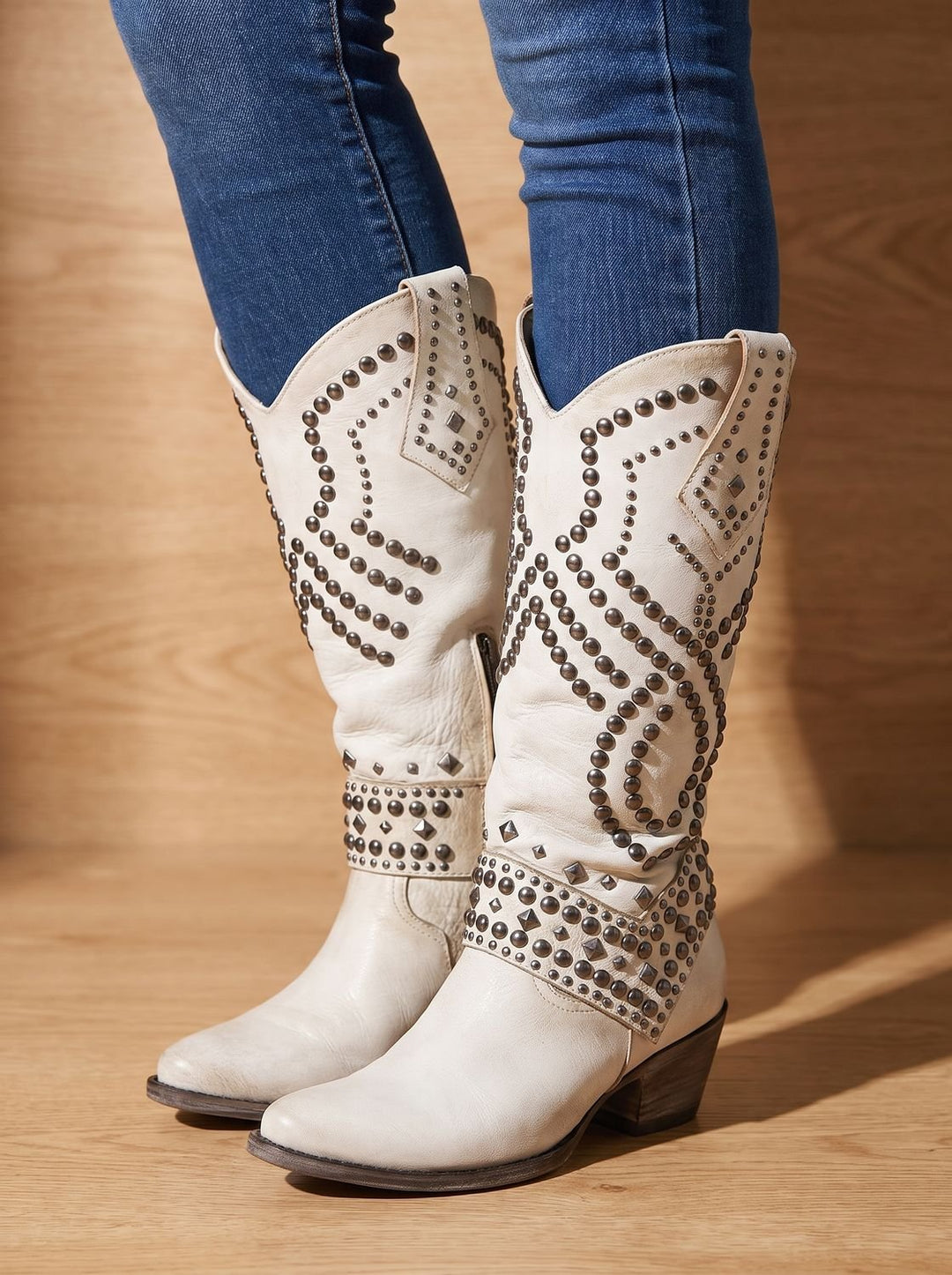 Bottes Hautes Ornées de Clous – Blanc