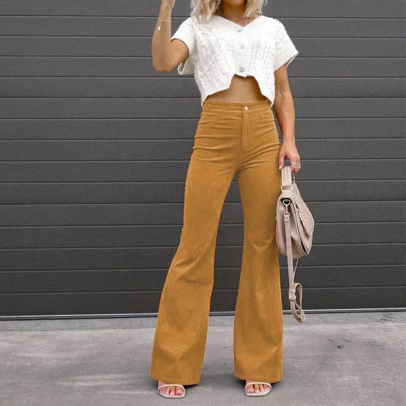 Carra | Broek met uitlopende pijpen in de kleur Khaki voor dames in stijl geschikt voor alle seizoenen.