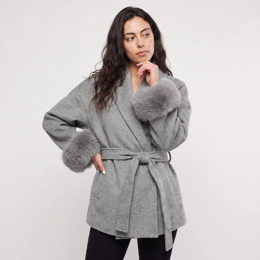 Manteau ceinturé à poignets élégants – Gris