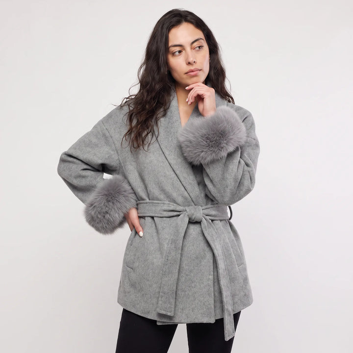 Manteau ceinturé à poignets élégants – Gris
