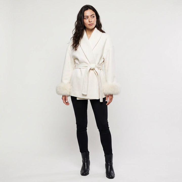 Manteau ceinturé à poignets élégants
