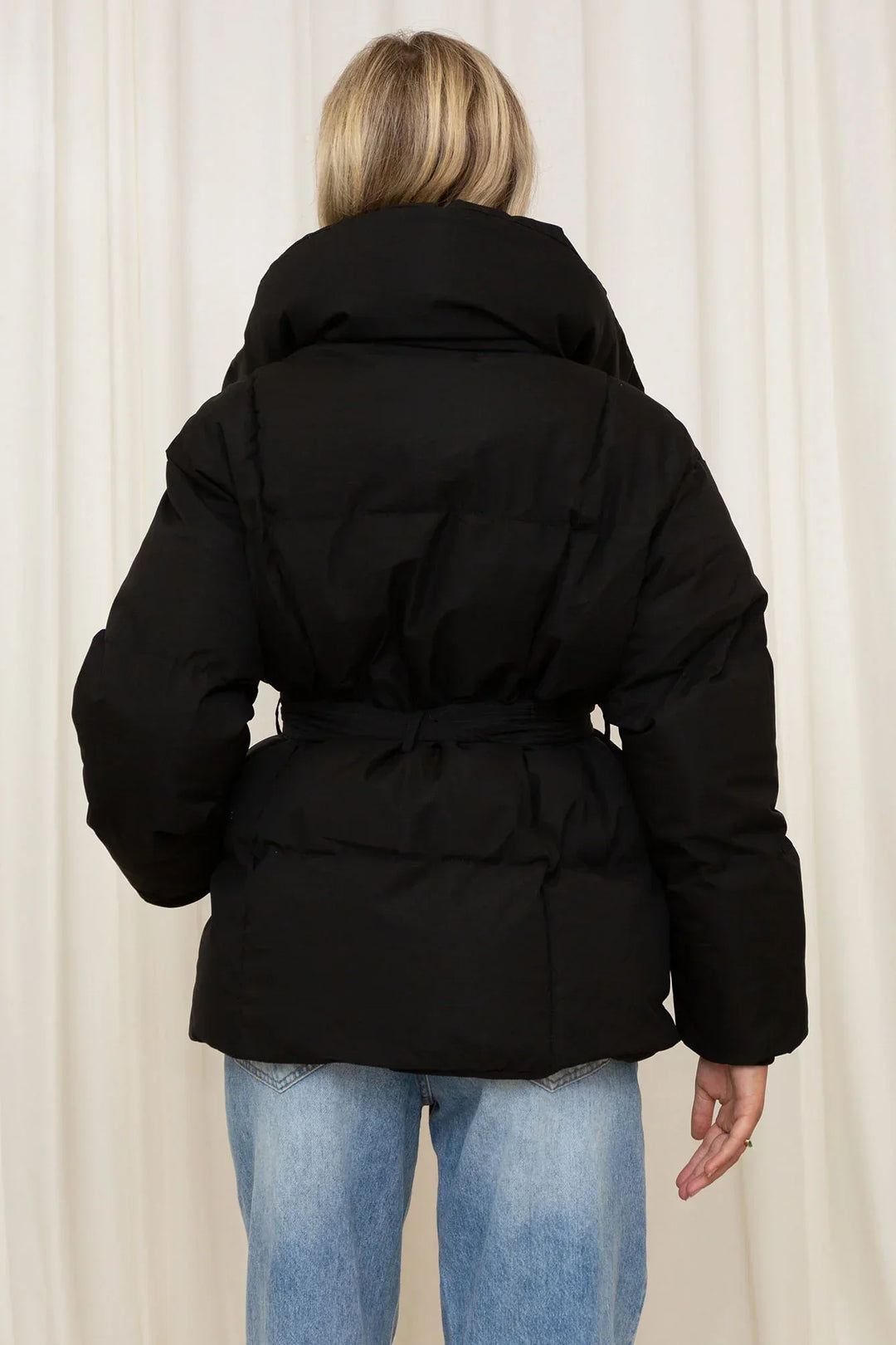 Doudoune Courte Ceinturée | Col Oversize | Élégance & Chaleur