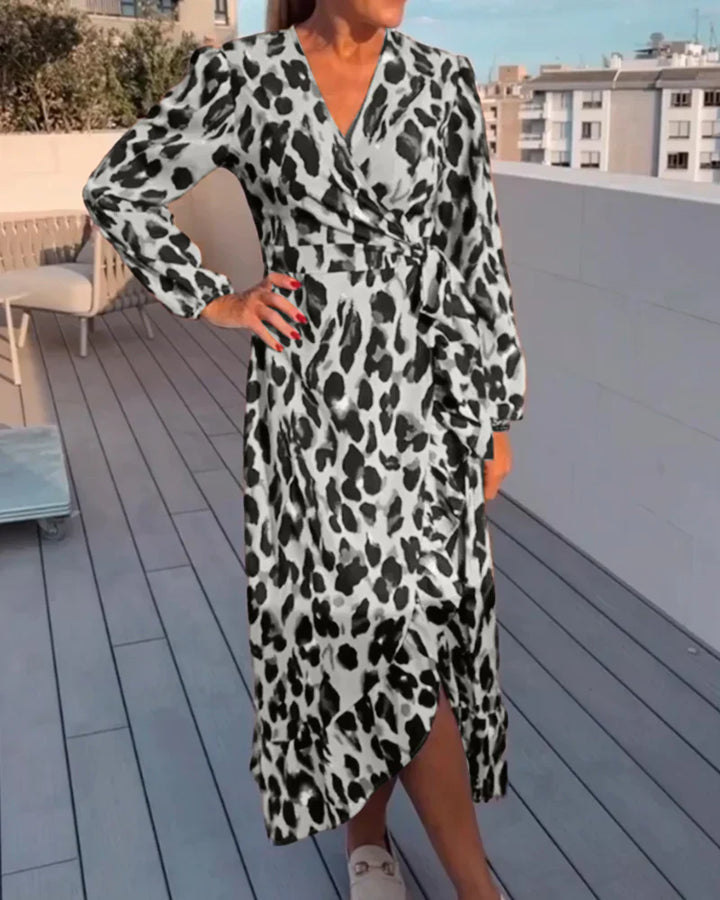 Leila | V-hals jurk met luipaardprint in de kleur Luipaard voor dames in stijl ideaal voor de lente.