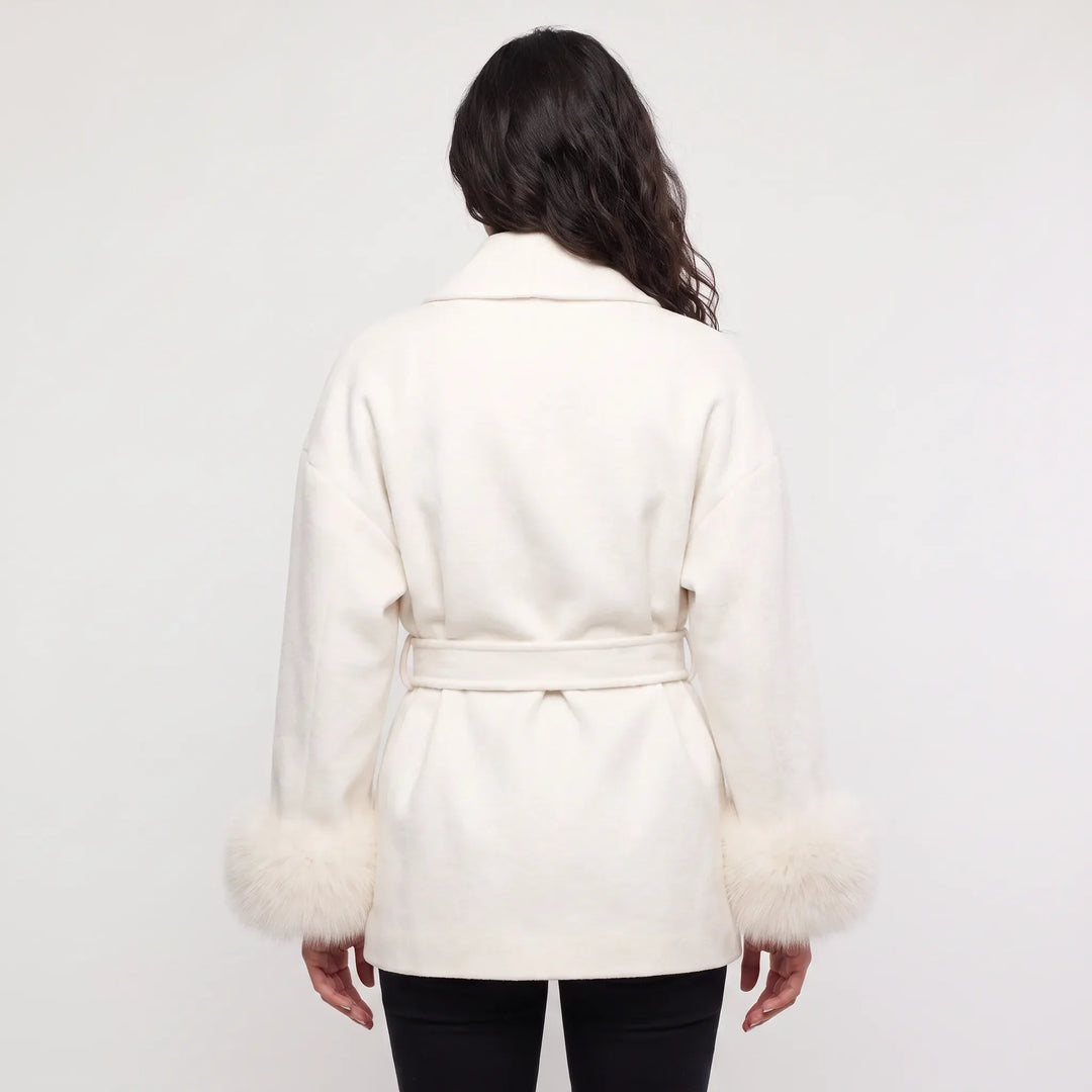 Manteau ceinturé à poignets élégants