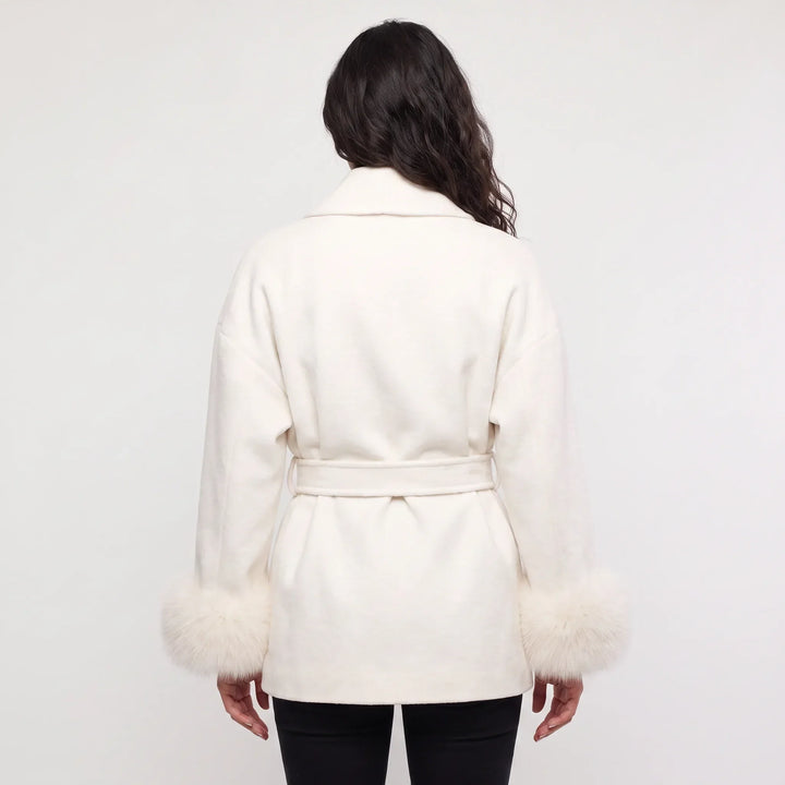 Manteau ceinturé à poignets élégants