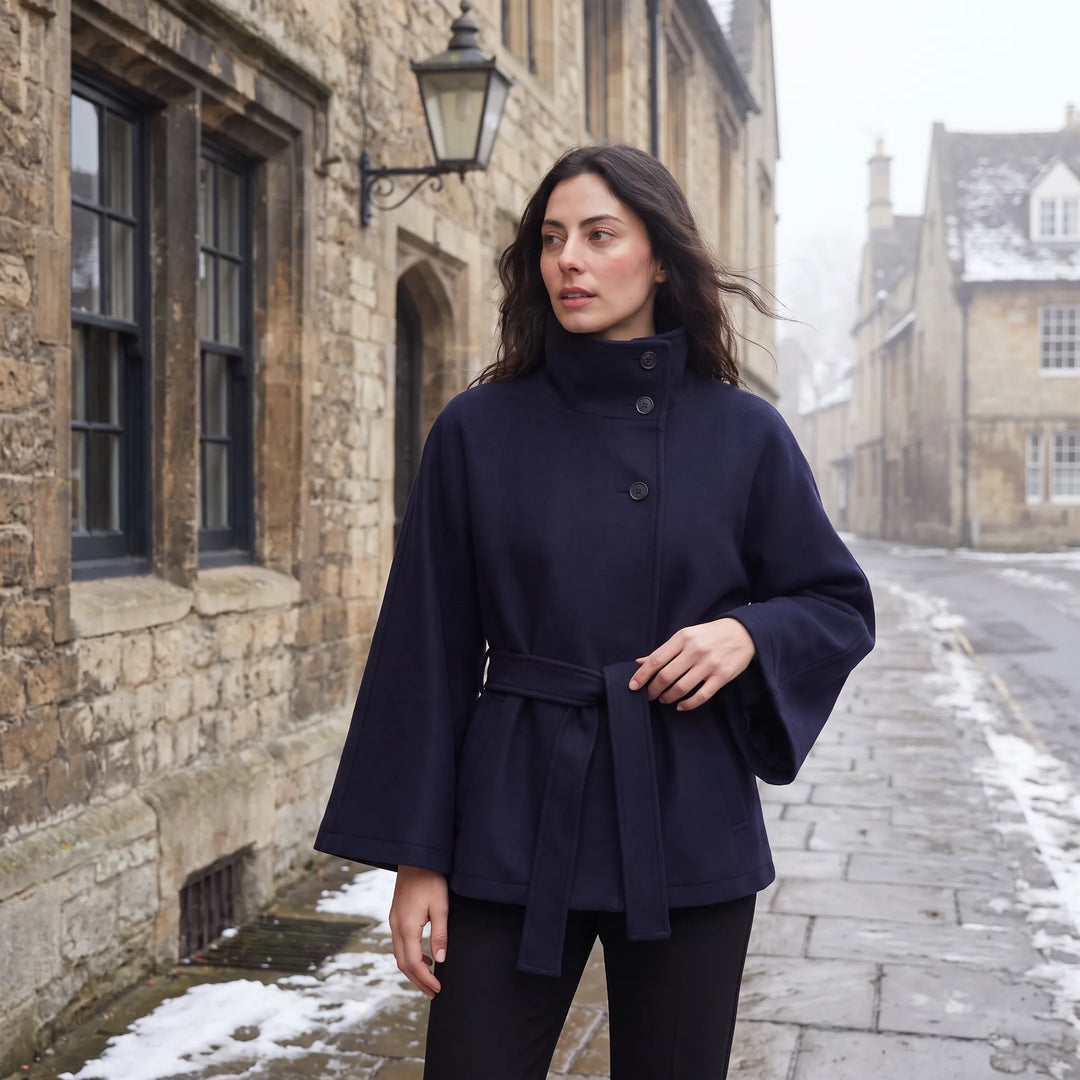 Manteau ceinturé à manches évasées