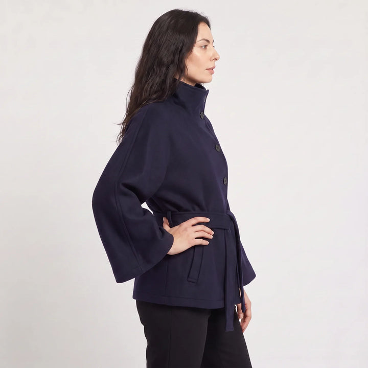Manteau ceinturé à manches évasées