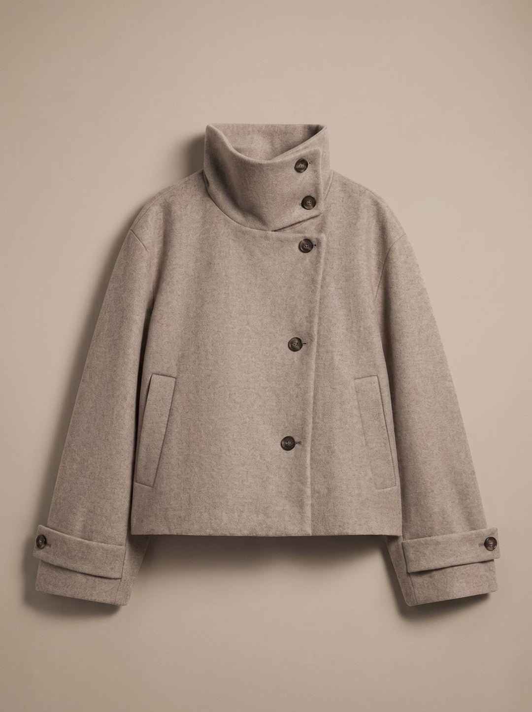 Manteau Court Chic à Col Montant – Beige