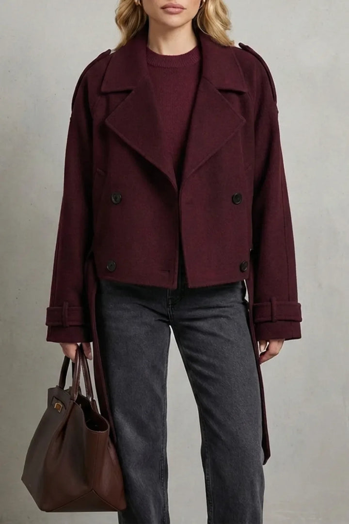 Manteau Court et Structuré – Rouge Vin