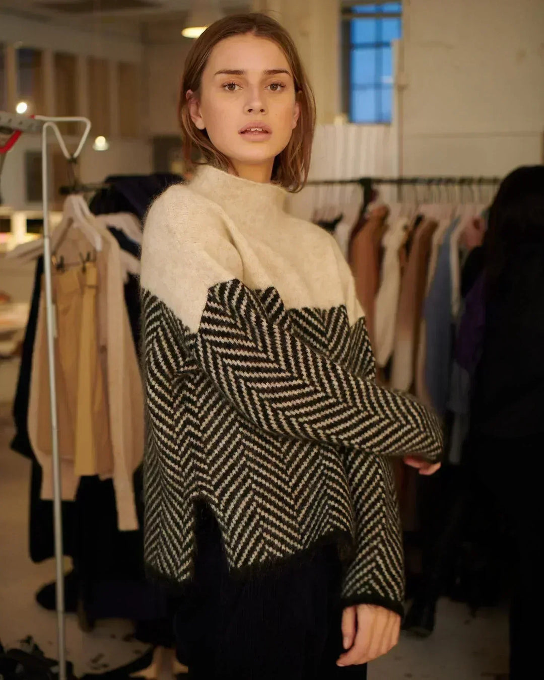Pull bicolore à motif chevron