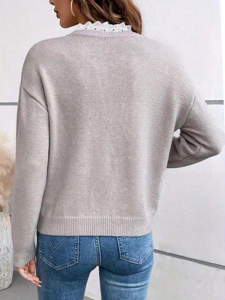Pull élégant à col festonné