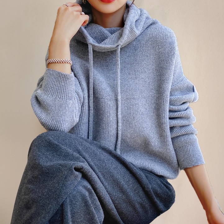 Pull Enveloppant à Capuche Haute