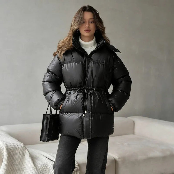 Robe Courte Cintrée à Capuche – Zwart