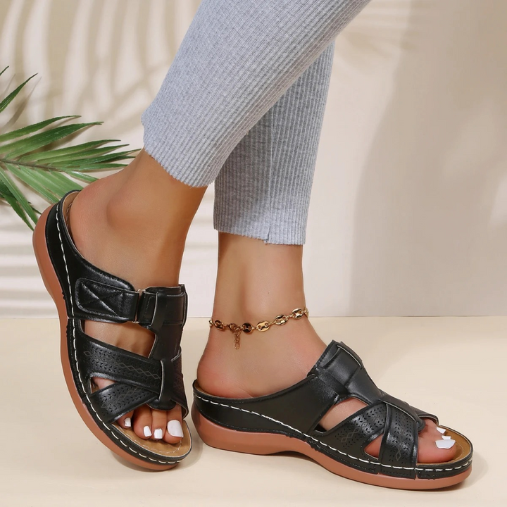Stijlvolle leren dames sandalen met open teen, gemaakt van hoogwaardig leer voor een elegante look. Het open teen ontwerp voegt extra stijl toe, terwijl de sandalen ook nog eens ademend en gemakkelijk te dragen zijn.