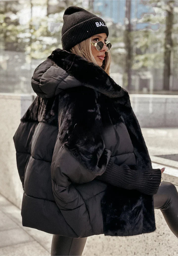 Veste en Fausse Fourrure avec Capuche | Douce & Élégante | Look Hivernal