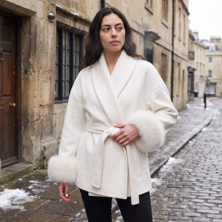 Manteau ceinturé à poignets élégants