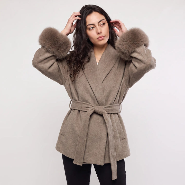 Manteau ceinturé à poignets élégants – Marron